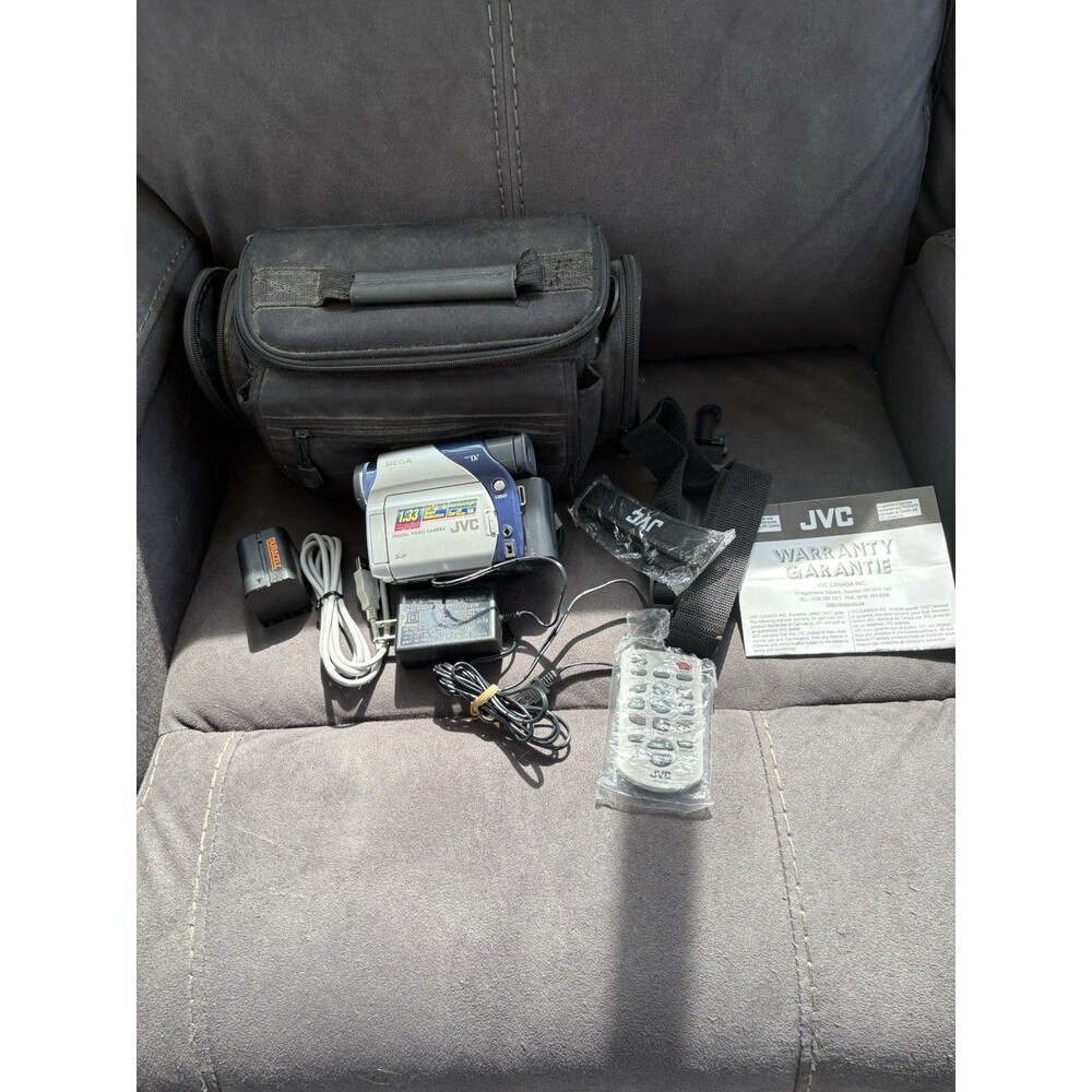JVC GR-D93U MiniDV Digital Camcorder Bundle Tested Working w/ Bag Batteries